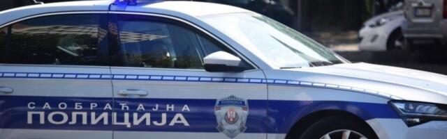 TINEJDŽER SEO U TUĐI AUTO, POLUPAO PARKIRANA VOZILA, PA SE ZAPUTIO KA CENTRU GRADA! Šok usledio tek pošto su ga policajci uhvatili!