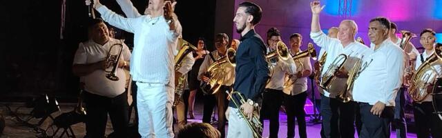 KEBO, ŠTA URADI TO? Dragan Kojić na spektakularan način stigao u Niš sa trubačima (FOTO/VIDEO)