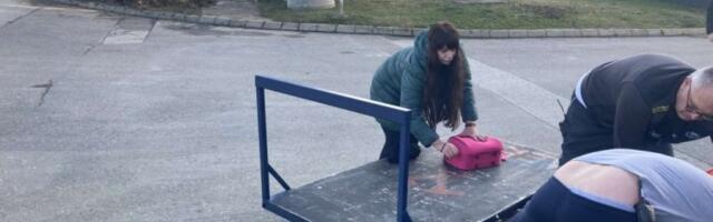 JEZIVE SCENE U ŠIMANOVCIMA, MILJANA KULIĆ IZBAČENA NA ULICU: Gola i bosa, a stvari svuda po trotoaru! (VIDEO)