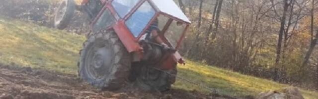 Muškarac se prevrnuo sa traktora, posle reanimacije smešten na intezivnu negu