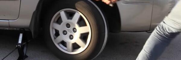 Kako da upalite automobil bez kablova i guranja