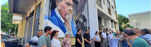 Oslikan mural novinaru Miloradu Doderoviću na zgradi u kojoj je živeo