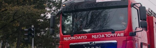 Beba zaključana u autu na Adi Ciganliji: Vatrogasci na terenu