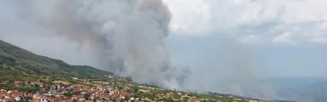Opet požar u blizini deponije Meteris: Ugrožene kuće od Suvog Dola ka Mečkovcu