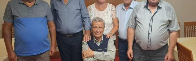 Susret pun emocija: Učitelj iz Broda posle šest decenija ponovo sa svojim učenicima