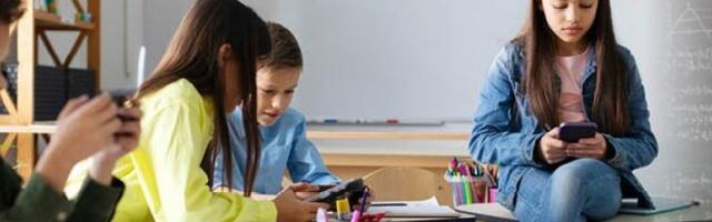 Sve o novoj zabrani u školama: Mobilni telefoni "pod ključ" - Ovo su kazne
