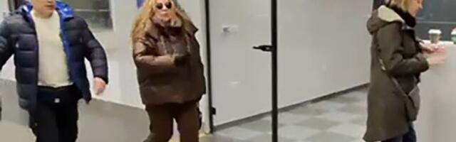 Indira Radić bez šminke na aerodromu: Otkrila da li sprema iznenađenje Miletu Kitiću u novogodišnjoj noći