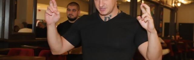 SNIMAK NA KOM DESINGERICA RADI OVO SA DEČKOM UZNEMIRIO JAVNOST! Kadrovi sa nastupa podelili javnost na dva dela! (VIDEO)