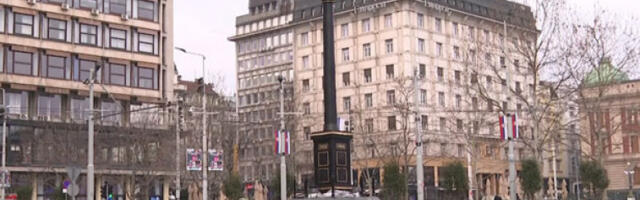 Постављен нови сат на кружном току на Тргу републике у Београду