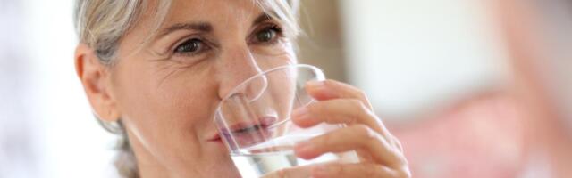 Da li je dobro piti vodu tokom obroka? Stručnjaci objašnjavaju kako to utiče na varenje