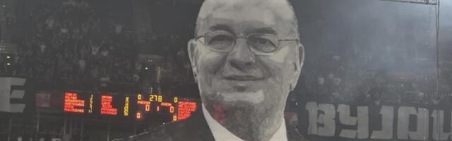 (FOTO/VIDEO) Lik Duška Vujoševića preko cele tribine: Pogledajte šta su navijači Partizana pripremili u čast legendarnog trenera