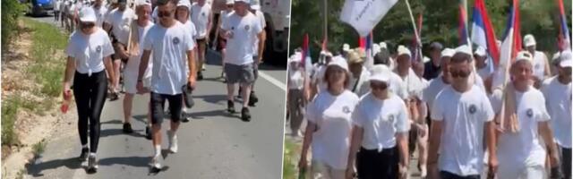 SVI PUTEVI VODE KA BEOGRADU, A PRISTOJNA SRBIJA KA POBEDI! Ljudi masovno krenuli peške ka srpskoj prestonici da 27. juna podrže svoj narod! (FOTO/VIDEO)