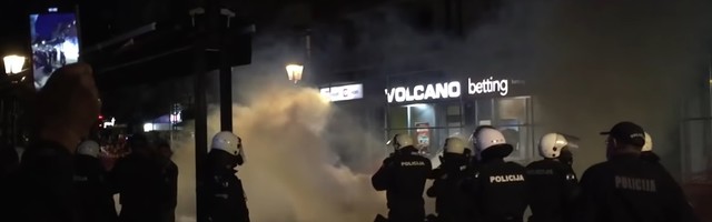 Бурна ноћ у ЦГ: Полиција хапсила, тукла и бацала шок бомбе, огласиле се и светске агенције