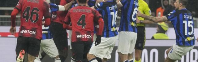 HAOS, TUČA - TITULA! Bura u italijanskom fudbalu, derbi Milan - Inter okončan skandalom (VIDEO)