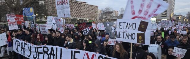 KRAGUJEVAC JE (U)STAO: Protestna šetnja i blokada raskrsnice kod Zastavinog solitera (FOTO)