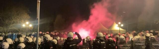 HULIGANI IZ REDOVA OPOZICIJE ŽELE HAOS: Bačena baklja na žandarmeriju