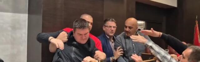 "Glumi ranjenika": Slavković podelio sliku pripadnika obezbeđenja s kojim se "rvao"