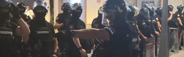 Stigla žandarmerija, ali i dalje mirno ispred prostorija SNS