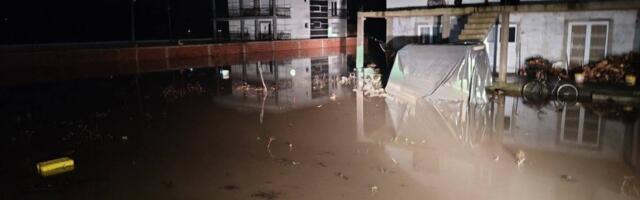 IZLILA SE JUŽNA MORAVA KOD VRANJA! Vatrogasci spasili devet osoba, među kojima i deca: Zatvoreni mostovi u selu Rataje i Ćukovac (FOTO)