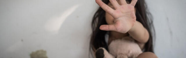 MAJKA IZBOLA ĆERKU (11) DOK JE SPAVALA! Horor: Iskoristila trenutak kad su ostale same, pa dograbila NOŽ!