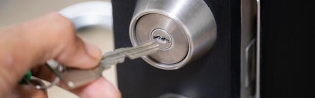 Ključ u bravi preko noći ne štiti od provalnika: Ta navika zapravo povećava rizik, otkrivaju policija i struka