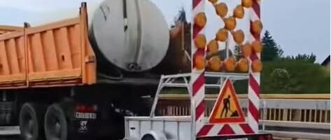 TEŠKA SAOBRAĆAJNA NESREĆA NA MOSTU BEŠKA Na licu mesta više vozila policije i hitne pomoći - Kombi udario u oznake radova na putu (video)
