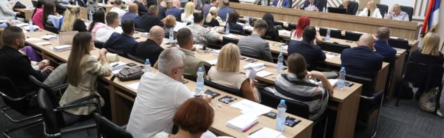 Sednica Skupštine Beograda prekinuta zbog upada za govornicu aktiviste iz Mirijeva
