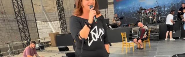 Bele limuzine dovoze zvezde, vreme nikad lepše - sve je spremno za spektakl godine: Anica Milenković usijala mreže pred Južni Vetar festival