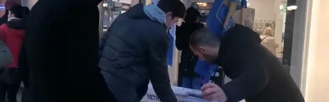 VIDEO: Jajima po štandu na kojem se prikupljaju potpisi za oslobađanje ubice premijera Đinđića
