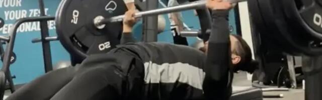 Tiktoker objašnjava zbog čega svoj benč pres radi bez sigurnosnih opruga za tegove