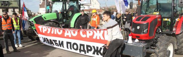 Poljoprivrednici iz Rače traktorima tri sata blokirali put Rača-Topola
