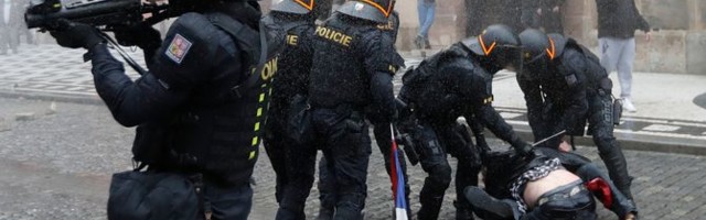 Građani ustali protiv korona mera, policija ih rasterivala suzavcem i vodenim topovima: Haos u Pragu