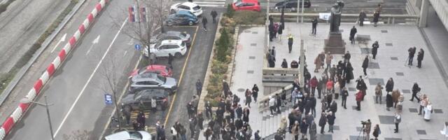 Propao im još jedan skup podrške teroristima: Evo koliko se blokadera okupilo ispred Palate pravde (FOTO)