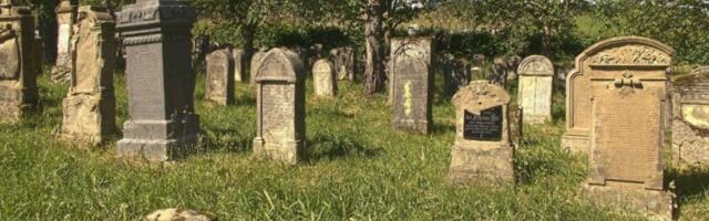 BRUKA! BALKAN SE KRSTI LEVOM I DESNOM: Bahati muškarac vozio automobil IZMEĐU GROBOVA!