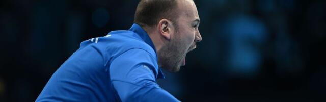 Supruga Dušana Mandića objavila najlepšu sliku iz Arene: Srpski vaterpolista odmah posle pobede prigrlio sina /FOTO/