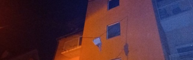EKSPLOZIJA JE BILA TOLIKO JAKA DA JE SPALA FASADA SA GORNJEG DELA ZGRADE! Ovo je moguć uzrok nesreće, evo šta kažu očevici!