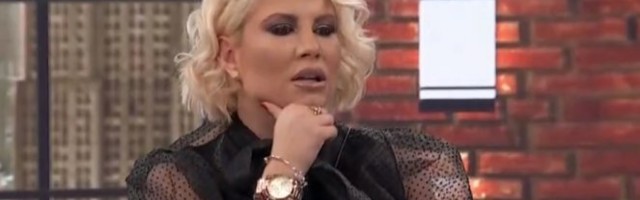 MAJKA DEE ĐURĐEVIĆ SAVRŠENO IZGLEDA! Voditeljka je od nje NASLEDILA LEPOTU, ova FOTOGRAFIJA govori sve!