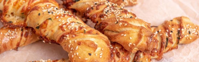 Domaći lisnati štapići sa sirom, spolja hrskavi, unutra mekani