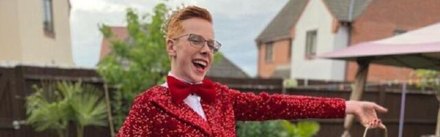 Dečak na maturi u suknji, mama ponosna (FOTO)