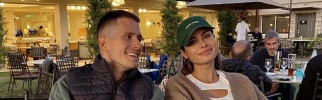 NAŠA PRVA ŠETNJA! Mina Milutinović raznežila sve fotografijom sa ćerkom i suprugom, manekenka pokazala zavidnu liniju dve nedelje nakon porođaja