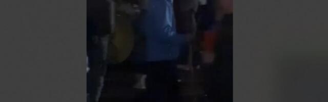 KO JE TUKAO BLOKADERE? Još jedan dokaz da su napadači huligani koji su učestvovali u protestu  i da su iz redova opozicije (VIDEO)