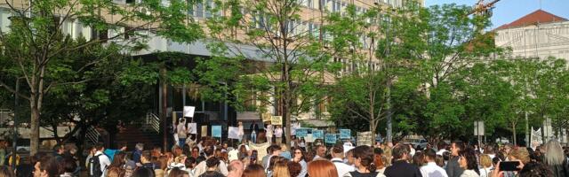 Doček za Dejana Vuka Stankovića: Prosvetni radnici protestuju ispred Ministarstva prosvete
