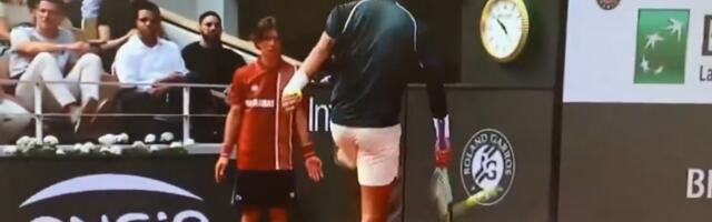 ZA SLIČNU SITUACIJU JE NOVAK BIO SUSPENDOVAN: Muzeti pogodio linijskog sudiju, izvinio se, i nastavio! (VIDEO)