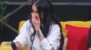 "PRIŠLA SAM I REKLA SAM MU DA SAM JA NJEGOVA MAMA" Pevačica maloletna rodila sina pa ga ostavila ocu - potresni prvi susret