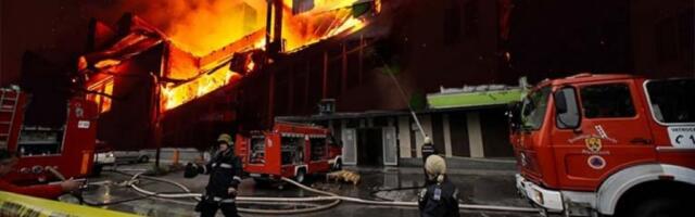 VELIKI POŽAR U BLACU: Majka i dete evakuisani, više stanara zatražilo lekarsku pomoć