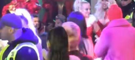 JELENA KARLEUŠA U CRVENOM VEŠU I HALTERIMA UŠLA U ELITU! Miljana Kulić joj se obesila oko vrata, svi u neverici kad je stigla u Šimanovce (FOTO/VIDEO)