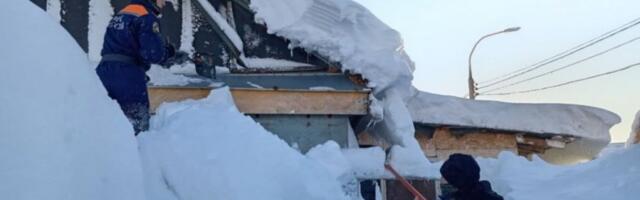 LJUDI SE KLISKOM SPUŠTAJU SA PROZORA, ULAZI ZATRPANI, ULICE PRETVORENE U LAVIRINTE... Sneg zatrpao Kamčatku do petog sprata! NESTVARNI PRIZORI U RUSIJI! (FOTO, VIDEO)