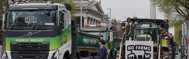 HAOS U IRSKOJ ZBOG VISOKIH CENA GORIVA! Poljoprivednici i vozači kamiona izašli na ulice Dablina, vozilima blokirali puteve ka rafinerijama širom zemlje (FOTO)