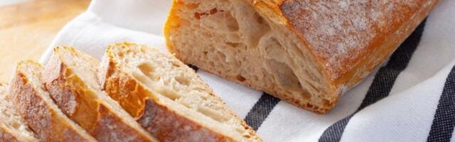 Stari hleb ponovo svež za 5 minuta: Pospite samo ovo preko njega i imaće zlatnu koricu i savršen ukus