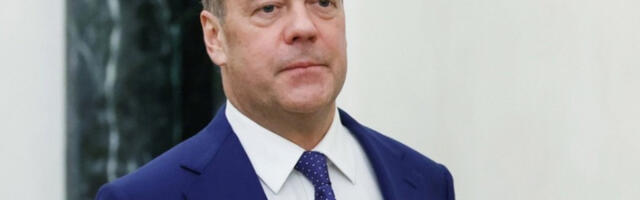 Медведев: Русија да размотри тужбу против Пољске због палате Белведер